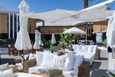 İspanya, Marbella, 26 Mayıs 2023, Elviria, Marbella 'da Akdeniz kıyısında rahat yaz mobilyaları olan Nikki plaj kulübü. İspanya.