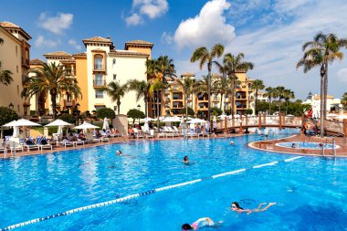 İspanya, MARBELLA, 25 Mayıs 2023: İnsanlar Marriott Hotel Resort 'ta havuzun etrafında dinleniyorlar - Elviria' da 5 yıldızlı otel, Marbella bölgesi, Costa del Sol, İspanya