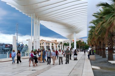İspanya, MALAGA, MAYIS, 28, 2023: Malaga Pier Wave Roof mimarı Santiago Calatrava tarafından tasarlandı. Costa del Sol. İspanya. Bu, Malaga limanındaki kaldırımın üzerindeki çatı..