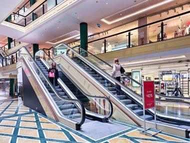 LATVIA, RIGA, 24, APRIL, 2024: Camdan tavanlı Galleria Riga çok katlı alışveriş merkezi, Riga. Letonya