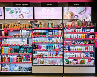 LATVIA, RIGA, 25, MAYIS, 2024: Rimi Baltic hipermarketinde indirimli fiyatlı şampuanlı raflar ve kremler, Riga. - Letonya. Rimi Baltic, Baltık devletlerinde büyük bir perakende operatörü.