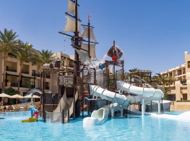 EGYPT, HURGHADA, 18, APRIL, 2024: Çocukların su kaydırakları Hurghada 'daki Steingenberger Aqua Magic Hotel' de korsan gemisi şeklinde. Mısır