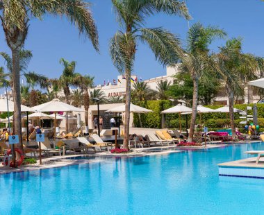 EGYPT, HURGHADA, 18, APRIL, 2024: Hurghada 'daki Steigenberger Aldau Oteli' nde ılık deniz suyuyla yüzme havuzu. Mısır