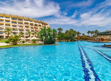 EGYPT, HURGHADA, 18, APRIL, 2024: Hurghada 'daki Steigenberger Aldau Oteli' nde ılık deniz suyu ile büyük bir yüzme havuzu. Mısır