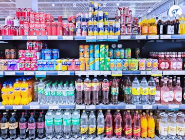 LATVIA, RIGA, 02, MAYIS, 2024: Riga süpermarketindeki büyük gıda reyonunda satılık gazoz içecekleri. - Letonya. Etkinlikte Coca Cola, Fanta, Sprite ve diğer içecekler yer alıyor..