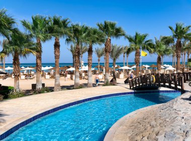 EGYPT, HURGHADA, 18 Nisan 2024: Hurghada 'daki Steigenberger ALDAU Oteli' ndeki güzel bahçelerle çevrili ılık deniz suyu nehri. Mısır