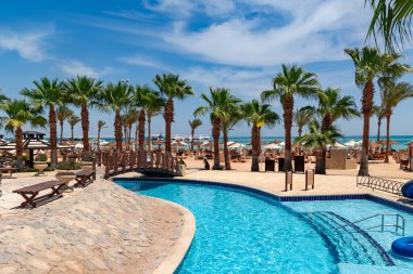 EGYPT, HURGHADA, 18 Nisan 2024: Hurghada 'daki Steigenberger ALDAU Oteli' ndeki güzel bahçelerle çevrili ılık deniz suyu nehri. Mısır