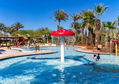 EGYPT, HURGHADA, 18, APRIL, 2024: Hurghada 'daki Steigenberger Aldau Oteli' nde kaydırak ve yüzme havuzlu çocuk köşesi. Mısır