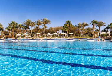 EGYPT, HURGHADA, 18, APRIL, 2024: Hurghada 'daki Steigenberger Aldau Oteli' nde ılık deniz suyu ile büyük bir yüzme havuzu. Mısır