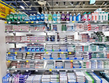 Letonya, Riga, 05 Mayıs 2024 - Rimi alışveriş merkezindeki raflarda geniş bir diş macunu, diş fırçası ve ağız bakım ürünleri seçimi. Riga. Letonya.