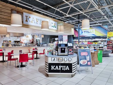 LATVIA, RIGA, 05, MAYIS, 2024: Kahve makineli kafe ve Rimi süpermarketinde self-servis için hafif atıştırmalıklar. Riga. Letonya. 