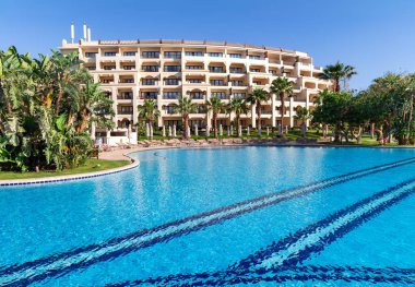 EGYPT, HURGHADA, 18, APRIL, 2024: Hurghada 'daki Steigenberger Aldau Oteli' nde ılık deniz suyu ile büyük bir yüzme havuzu. Mısır