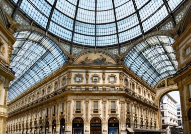 İtalya, MILAN, AĞUSTOS, 23, 2023: Galleria Vittorio Emanuele II, Milano, İtalya. 1865 ve 1877 yılları arasında Giuseppe Mengoni tarafından tasarlanıp inşa edilen dünyanın en eski alışveriş merkezlerinden biri.. 