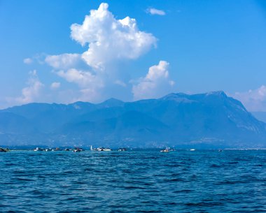 Garda Gölü (Lago di Garda) ve Malcesine Köyü 'nden İtalyan Alpleri manzarası. İtalya, Veneto ve Lombardiya, Güney Avrupa.