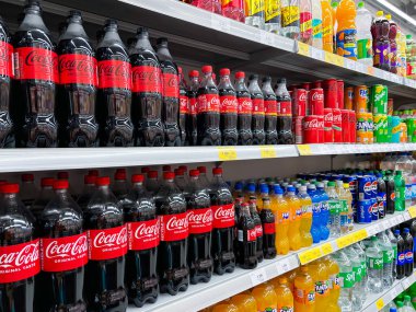 LATVIA, RIGA, 05, MAYIS, 2024: Coca-Cola şişeleri Riga, süpermarket rafında satışta. - Letonya. Coca-Cola Şirketi dünyanın en iyi karbonlu içecek üreticisi..