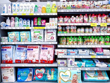Letonya, Riga, 25 Mayıs 2024: Riga, Letonya 'da bir süpermarkette çeşitli bebek kozmetik ürünleri ve bebek mamaları rafları. Bebek bakımı ürünleri süpermarkette satılıyor.