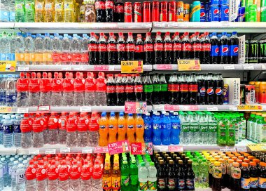 LATVIA, RIGA, 25, MAYIS, 2024: Coca-Cola, fanta, sprite ve maden suyu şişeleri süpermarket rafında satışa sunuldu, Riga. Letonya.