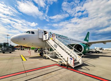 LATVIA, RIGA, 12 Mayıs 2024 - Riga Uluslararası Havaalanı, Letonya 'da uçağa yükleme ve uçurma hazırlıkları. Uçak havalanmaya hazır..