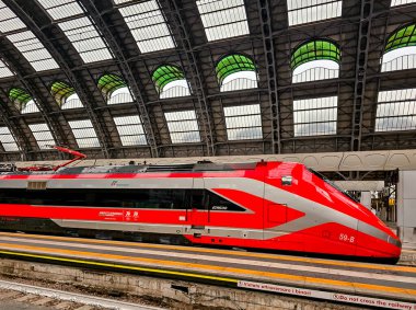 ITALY, MILAN, 16 Mayıs 2024: Milan Merkez İstasyonu 'ndaki modern yüksek hızlı trenler. Sanayi bölgesi ve Milano turistik bölgesi. Milano ve Avrupa 'da seyahat ve ulaşım kavramı.