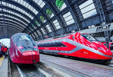 ITALY, MILAN, 16 Mayıs 2024: Milan Merkez İstasyonu 'ndaki modern yüksek hızlı trenler. Sanayi bölgesi ve Milano turistik bölgesi. Milano ve Avrupa 'da seyahat ve ulaşım kavramı.