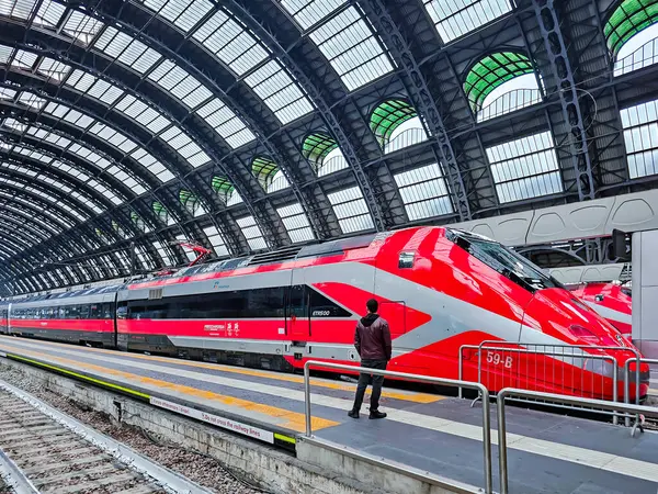 ITALY, MILAN, 16 Mayıs 2024: Milan Merkez İstasyonu 'ndaki modern yüksek hızlı trenler. Sanayi bölgesi ve Milano turistik bölgesi. Milano ve Avrupa 'da seyahat ve ulaşım kavramı.