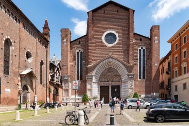 ITALY, VERONA, 16 MAYIS, 2024: Saint Anastasia Bazilikası ve San Pietro Martire Kilisesi Eski İtalya 'nın Verona kentindeki Saint Anastasia Meydanı,