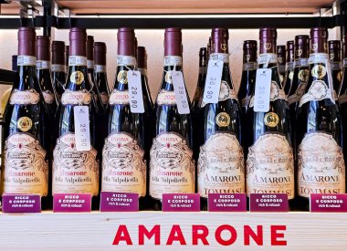 ITALY, VERONA, 18 MAYIS, 2024: Amarone Della Valpolicella italyan kırmızı şarabı Verona 'daki şarap butik rafında yarı kurumuş üzümlerden elde edilen zarif ve zengin bir kırmızı şarap. İtalya
