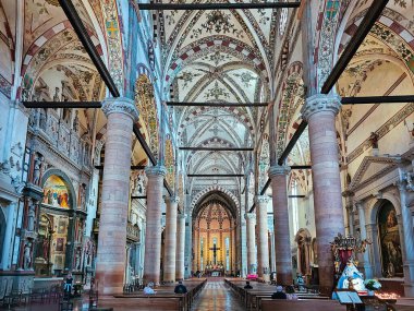ITALY, VERONA, 16 MAYIS, 2024: Verona 'daki Saint Anastasia Kilisesi. Saint Anastasia, 1280-1400 yılları arasında İtalya 'nın Verona kentinde inşa edilen Dominik Tarikatı' nın bir kilisesidir.