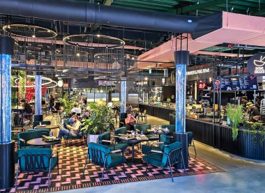 LATVIA, RIGA, 05, HAZİRAN, 2024: Riga 'daki Riga Galerisi' nde ilginç lambalarla ve çeşitli ışıklandırmalarla Burzma Gıda Mahkemesi 'nin Modern Müzesi. Letonya. 