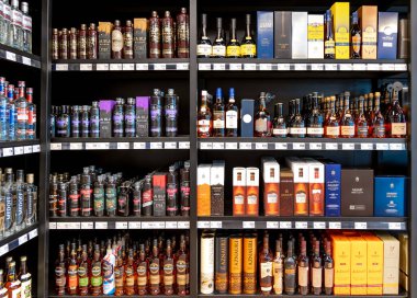 LATVIA, RIGA, 05, HAZİRAN, 2024: STOCKMANN AVM, Riga, Letonya 'da farklı kalitedeki farklı üreticilerin çeşitli alkollü içecekleri