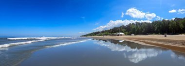 Letonya, Jurmala 'da güneşli bir günde küçük dalgalar ve kum tepeleriyle Baltık Denizi Panoraması. Çevre ekolojisi kavramı.