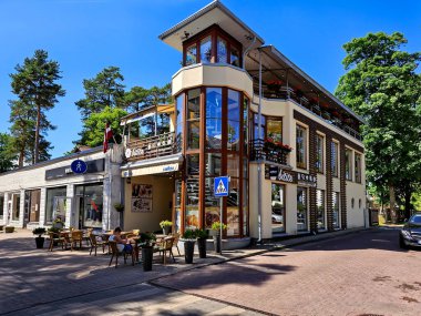 LATVIA, JURMALA, 20, HAZİRAN, 2024: Majori, Jurmala, Letonya 'da Jomas caddesinde açık verandalı kafe. Jurmala, Baltık Denizi 'nin Riga Körfezi kıyısında 32 km uzunluğunda bir sahil kentidir.