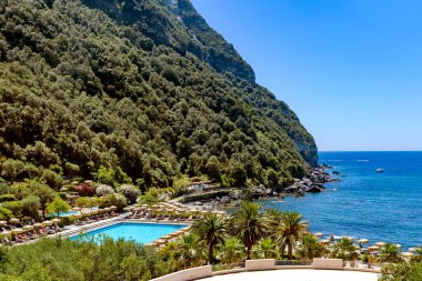 ITALY, ISCHIA, 20, HAZİRAN, 2024: Ischia, İtalya 'daki çeşitli havuzlarda radon ve sodyum klorür içeren termal kaynaklı Poseidon Deniz ve Balneoloji Bahçeleri