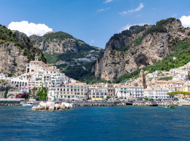 İtalya, Capri, 16 Haziran 2024: İtalya 'nın Campania bölgesinde kıyıya demirlemiş yatları bulunan yeşil Capri adasının lüks manzarası