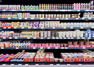 Letonya, Riga, 25 Haziran 2024 - Riga 'daki süpermarketlerin raflarında lezzetli ve sağlıklı biyosüt ürünleri. - Letonya. Süt yağı olmayan doğal ürünler. Gıda kalitesi kavramı.