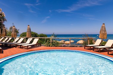 İtalya 'nın Ischia adasındaki Tyrhenian Denizi kıyısındaki çeşitli havuzlarda radon ve sodyum klorür içeren termal kaynaklar.