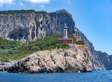 Capri Adası 'ndaki Punta Carena deniz feneri. Capri İtalya adasında kırmızı deniz feneri.