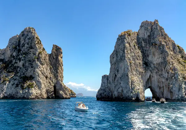 İtalya, Capri, 16 Haziran 2024: İtalya 'nın Capri adasının kıyısındaki Faraglioni Kayaları. Faraglioni, Napoli Körfezi, Campania 'da bulunan adanın sembolü..