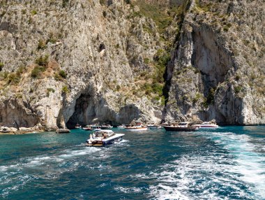 İtalya, Capri, 16, Haziran 2024: Tırpan Denizi, Campania, İtalya 'da volkanik kökenli Capri adasının doğal kemer ve mağaraları ile kaplı kireçtaşı kayalıkları