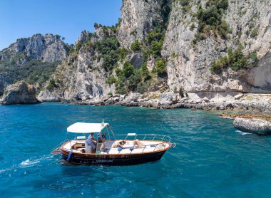 İtalya, Capri, 16, Haziran 2024: Tırpan Denizi, Campania, İtalya 'da volkanik kökenli Capri adasının doğal kemer ve mağaraları ile kaplı kireçtaşı kayalıkları