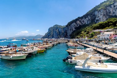 İtalya, Capri, 16 Haziran 2024: İtalya 'nın Campania bölgesindeki Capri adasında turistler için çeşitli tekneleri bulunan Marina Grande yolcu limanı