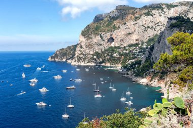İtalya 'nın Campania bölgesindeki Capri adasının kayalık kıyı şeridine nefes kesici bir manzara.