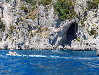 İtalya, Capri, 16, Haziran 2024: Tırpan Denizi, Campania, İtalya 'da volkanik kökenli Capri adasının doğal kemer ve mağaraları ile kaplı kireçtaşı kayalıkları