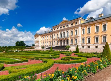 Rundale Sarayı, Letonya 'nın en seçkin Barok ve Rococo sanat eserlerinden biridir. İkinci Catherine sırasına göre bahçe kırıldı.
