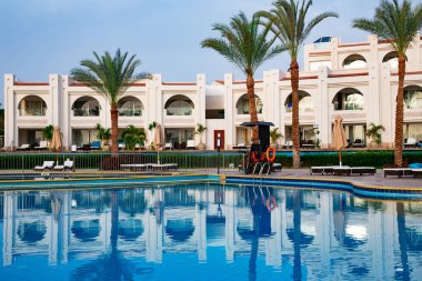 EGYPT, SHARM EL SHEIKH, 23 Mayıs 2021 - Kızıldeniz kıyısında Sunrise Montemare Grand Select otelinde yüzme havuzlu güzel bir peyzaj.