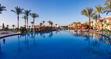 EGYPT, SHARM EL SHEIKH, 23 Mayıs 2021 - Kızıldeniz kıyısında Sunrise Montemare Grand Select otelinde yüzme havuzlu güzel bir peyzaj.