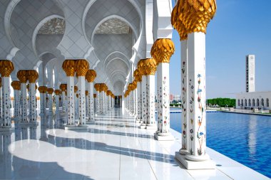 Şeyh Zayed Camii ya da Beyaz Cami, dünyanın en büyük camilerinden biridir ve mimari bir başyapıttır. Şeyh Zayed Ulu Camii Abu Dabi 'de, BAE' nin başkenti..