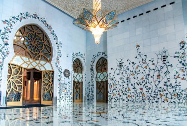BAE, ABU DHABI, NOVEMBER, 18, 2021: Birleşik Arap Emirlikleri 'nin başkenti Abu Dabi' deki Şeyh Zayed Büyük Camii 'nin muhteşem iç mekanı. Ülkedeki en büyük camidir..