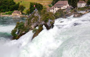 İsviçre, Schaffhausen, 12 Ağustos 2021 Ren Şelalesi 'nin güçlü beyaz akıntıları Avrupa' nın en ünlü ve en büyük şelalesi.