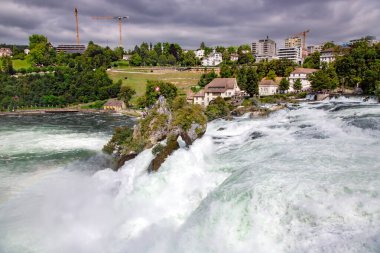 İsviçre, Schaffhausen, 12 Ağustos 2021 Ren Şelalesi 'nin güçlü beyaz akıntıları Avrupa' nın en ünlü ve en büyük şelalesi.